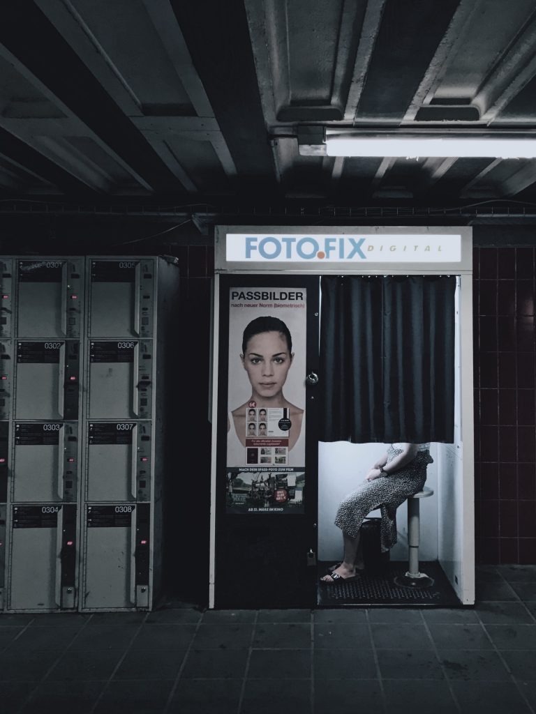 Как сделать удачную фотографию на паспорт и никогда не стыдиться ее показывать