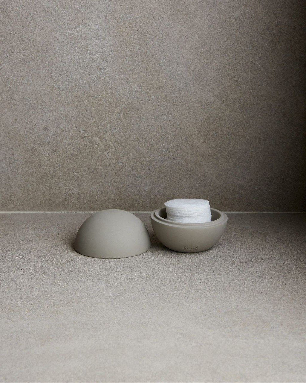 Коробка для дисков и ведро за 60 тысяч: интерьер Ким Кардашьян