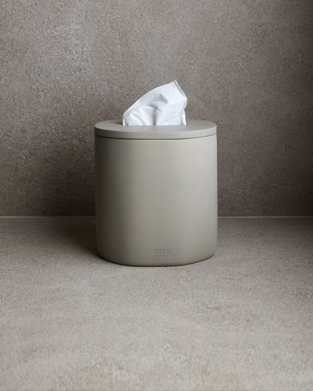 Коробка для дисков и ведро за 60 тысяч: интерьер Ким Кардашьян