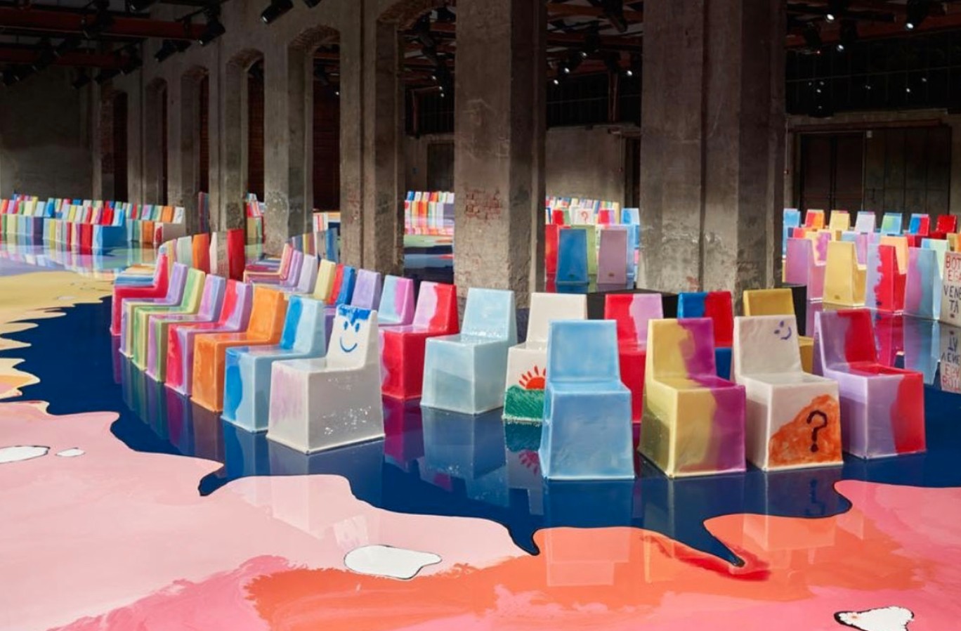 400 расписанных в ручную стульев с показа Bottega Veneta выставят на продажу