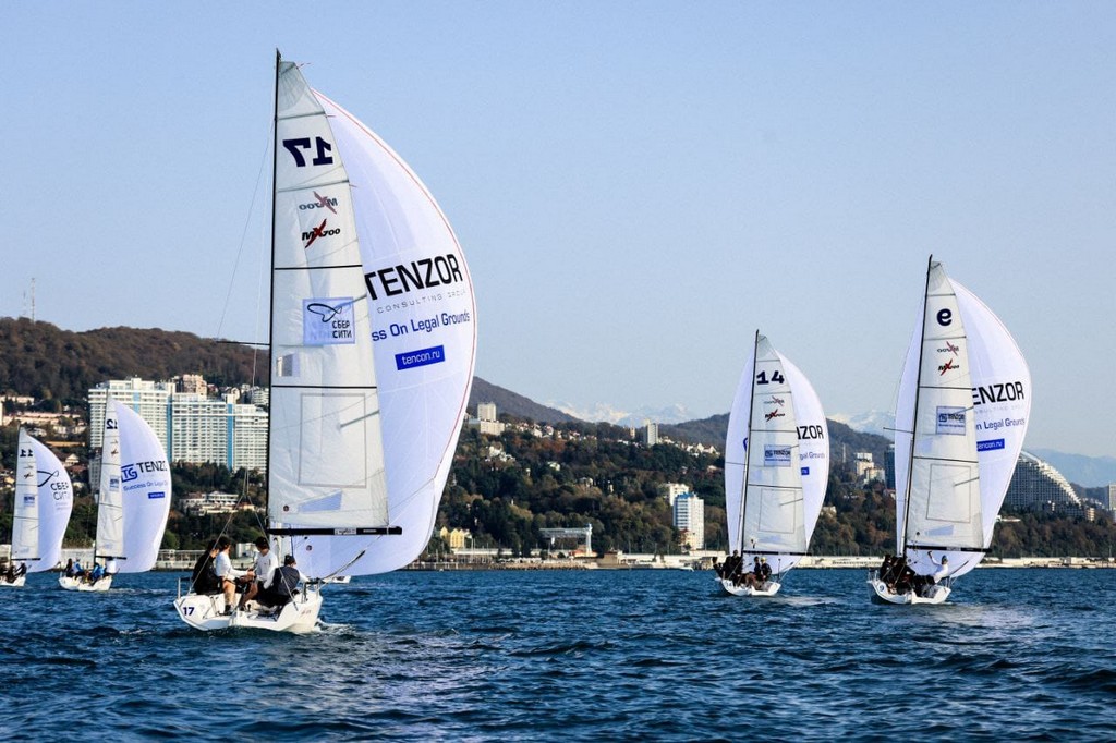 Старт гранд-финала в Сочи: более 70 яхтсменов начали борьбу в финале летней серии Tenzor Elite Cup 2025