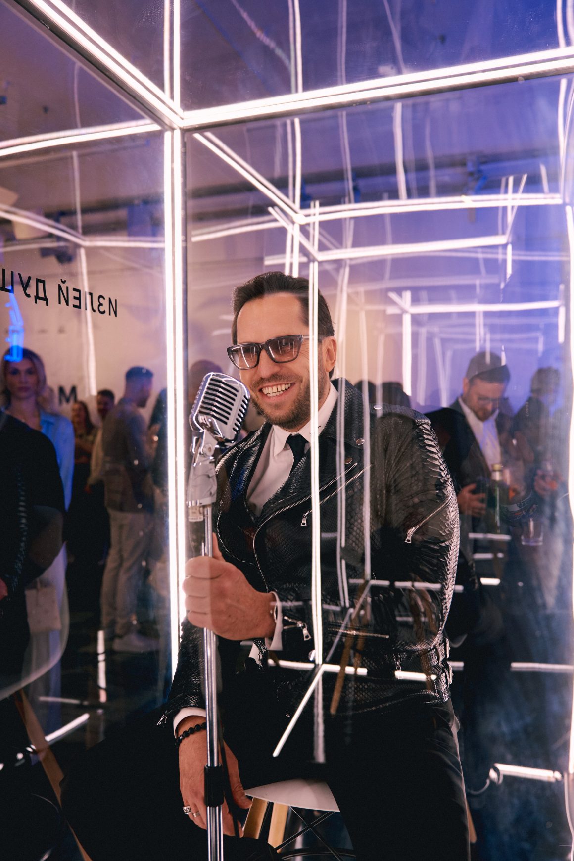 Звездный вернисаж JONY: Егор Крид, Яна Рудковская, Игорь Крутой и другие на закрытом показе выставки «РЯДОМ»