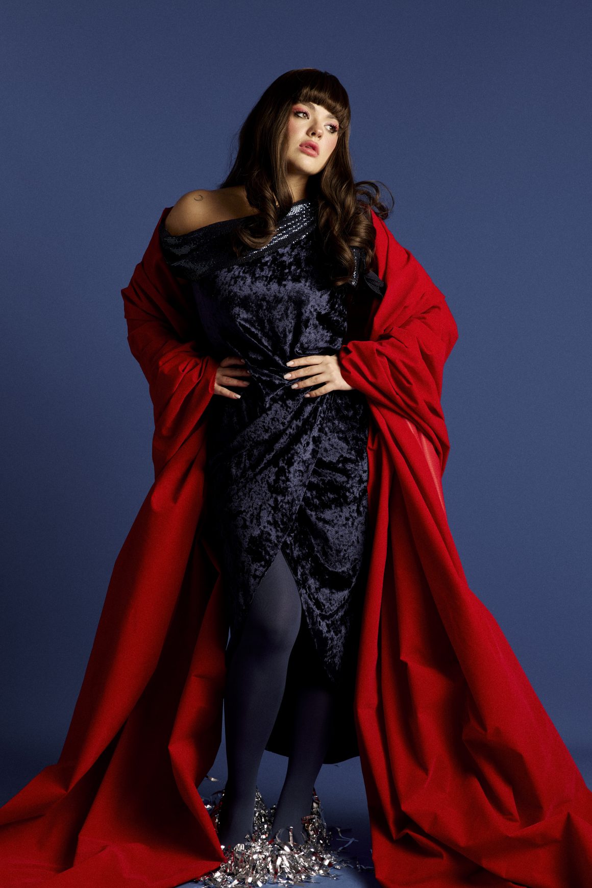 4FORMS представляет новогоднюю кампанию “SHE OWNS THE HOLIDAY” – яркая история о женщине, которая сама создаёт праздник