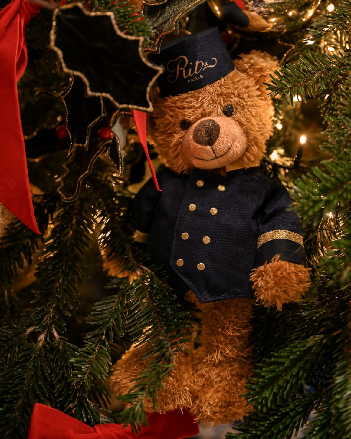 THE RITZ TEDDY B(E)AR. ПОП-АП С ГОРЯЧИМ ШОКОЛАДОМ В ВИДЕ ГИГАНТСКОГО МЕДВЕЖОНКА И НОВОГОДНЯЯ ЕЛКА МЕЧТЫ