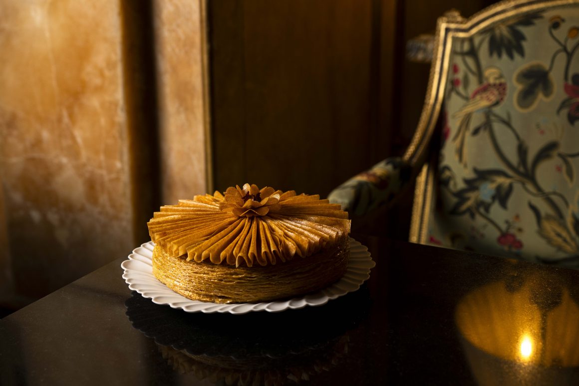 Королевский пирог «Цветок фундука» в La Réserve Paris - Hotel and Spa