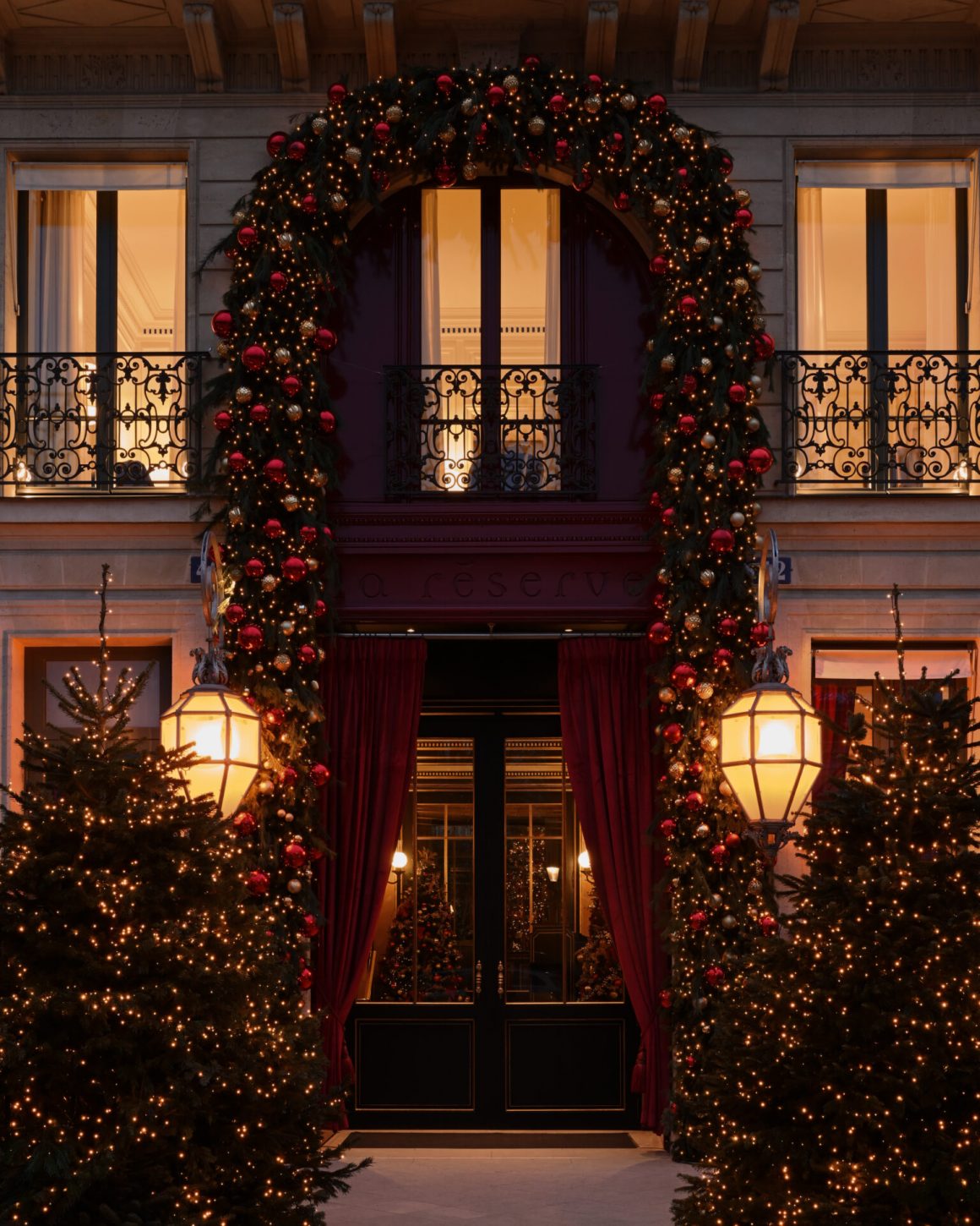 Королевский пирог «Цветок фундука» в La Réserve Paris - Hotel and Spa