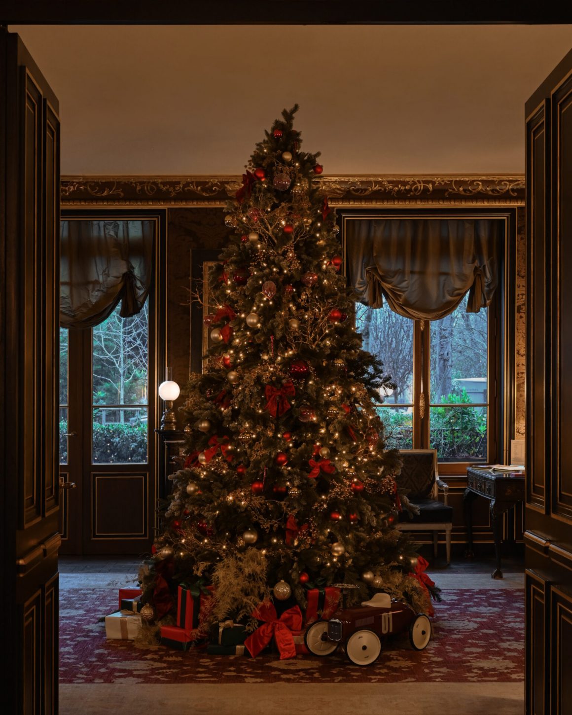 Королевский пирог «Цветок фундука» в La Réserve Paris - Hotel and Spa