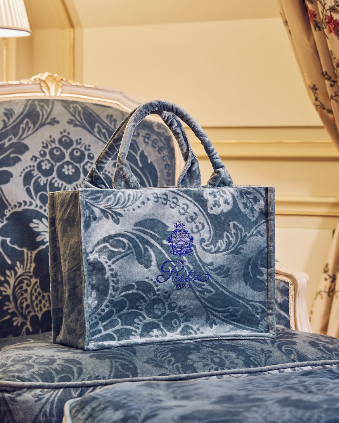 RITZ PARIS ПРЕДСТАВЛЯЕТ ДЕБЮТНУЮ КОЛЛЕКЦИЮ СУМОК ИЗ ИНТЕРЬЕРНЫХ ТКАНЕЙ