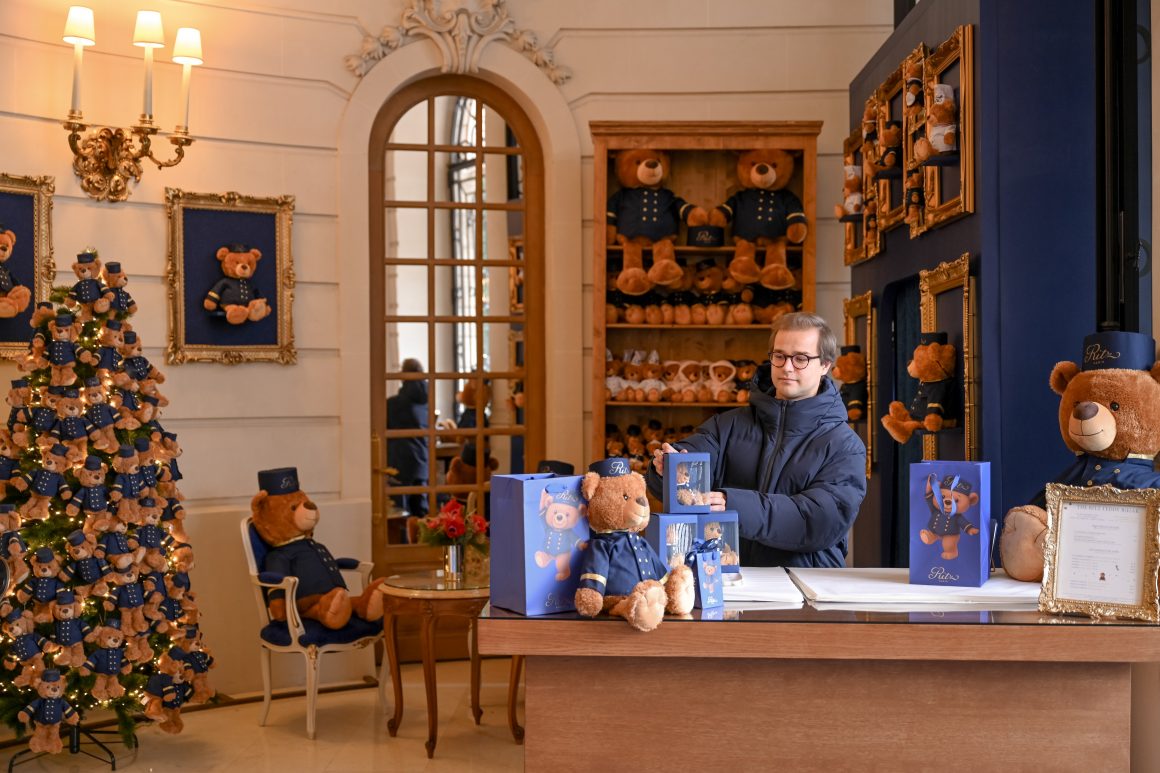 THE RITZ TEDDY B(E)AR. ПОП-АП С ГОРЯЧИМ ШОКОЛАДОМ В ВИДЕ ГИГАНТСКОГО МЕДВЕЖОНКА И НОВОГОДНЯЯ ЕЛКА МЕЧТЫ