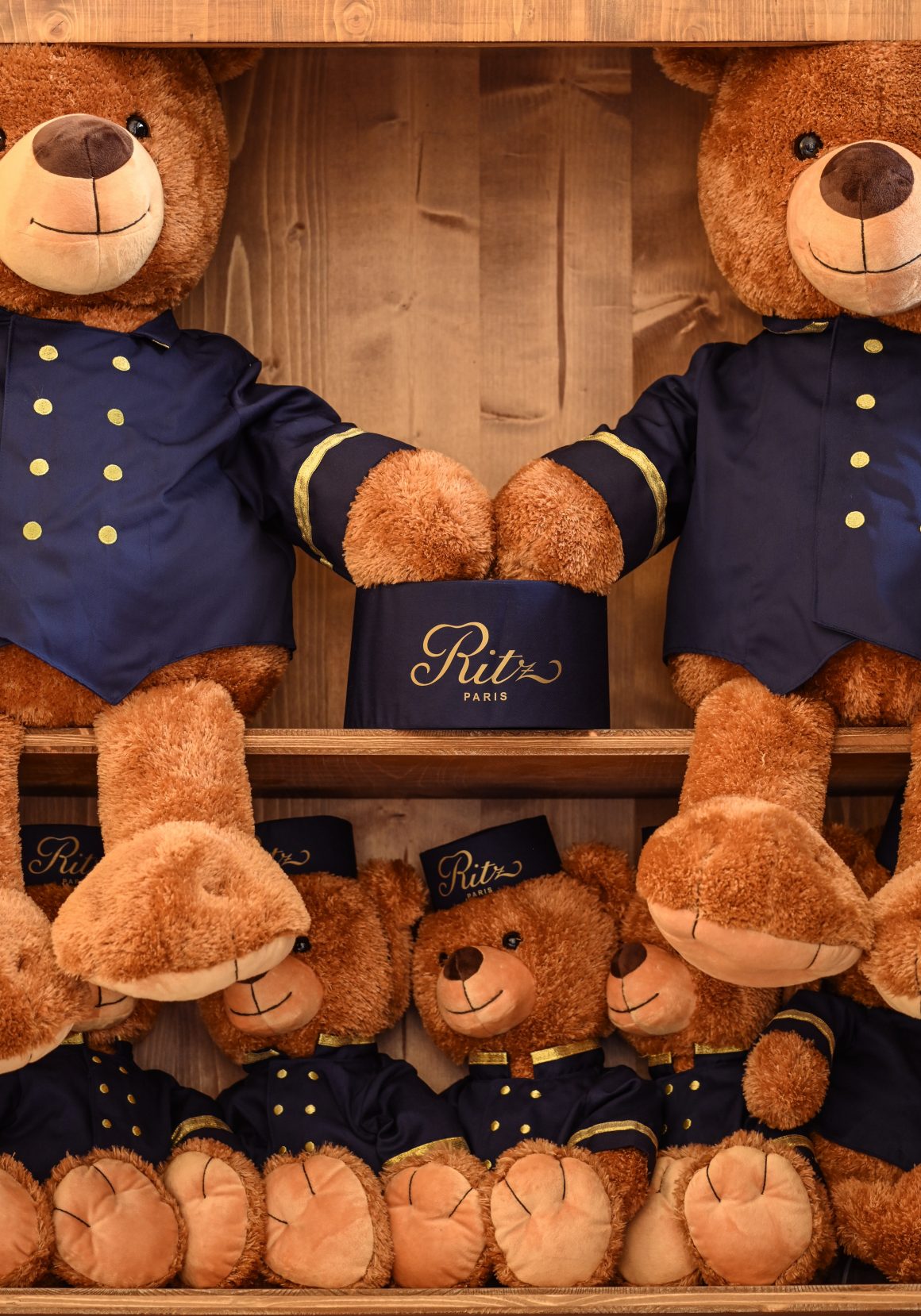 THE RITZ TEDDY B(E)AR. ПОП-АП С ГОРЯЧИМ ШОКОЛАДОМ В ВИДЕ ГИГАНТСКОГО МЕДВЕЖОНКА И НОВОГОДНЯЯ ЕЛКА МЕЧТЫ