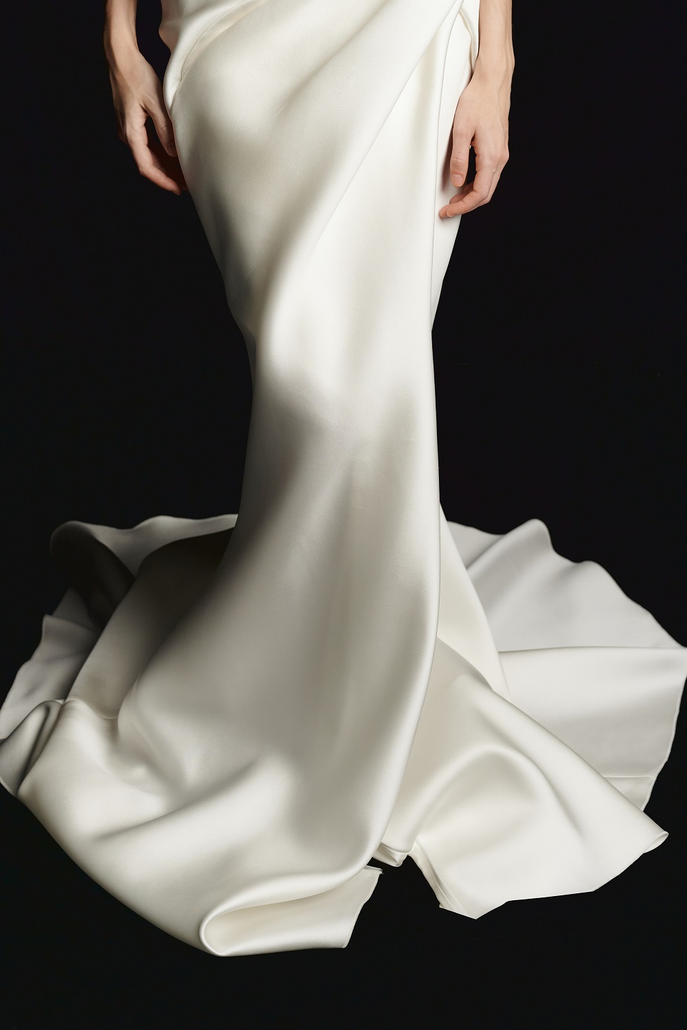 Свет держит силуэт: новая коллекция Valentin Yudashkin Bridal