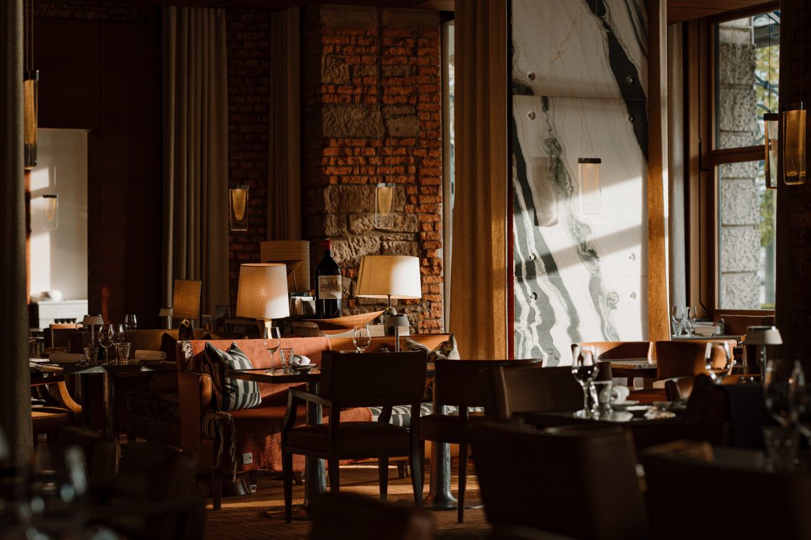Летнее предложение от отеля La Réserve Eden au Lac Zurich (Ля Резерв Эден о лак Цюрих): эксклюзивная водная прогулка на электрическом катамаране Otter E-Bike по Цюрихскому озеру